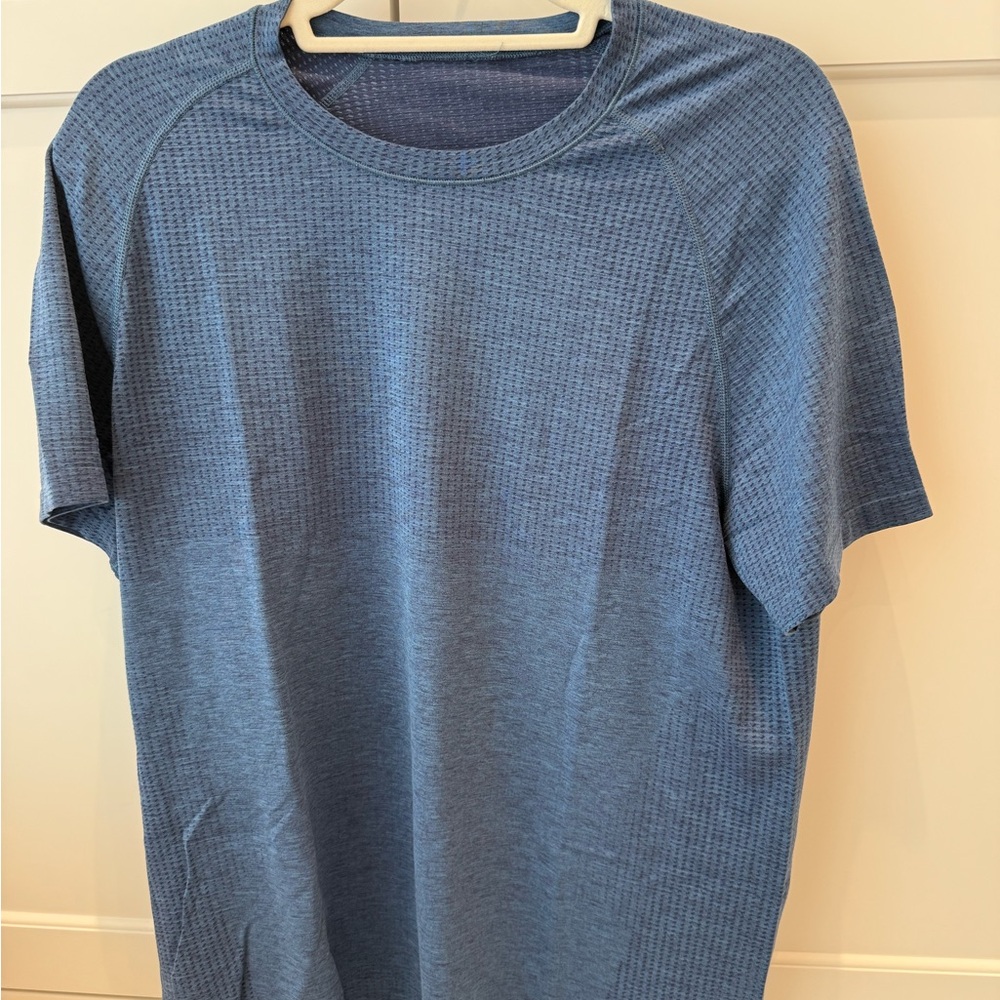 lululemon athletica Textured Blue Short Sleeve Tee